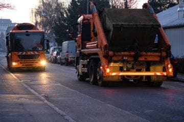 Czy po wszystkie śmieci przyjeżdża jedna śmieciarka?